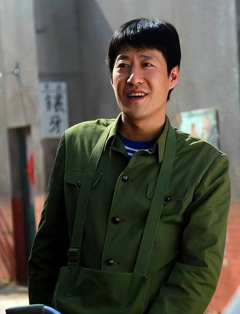 他们因戏生情,婚后6年生3胎,丈夫片约不断,被称"屏幕硬汉"