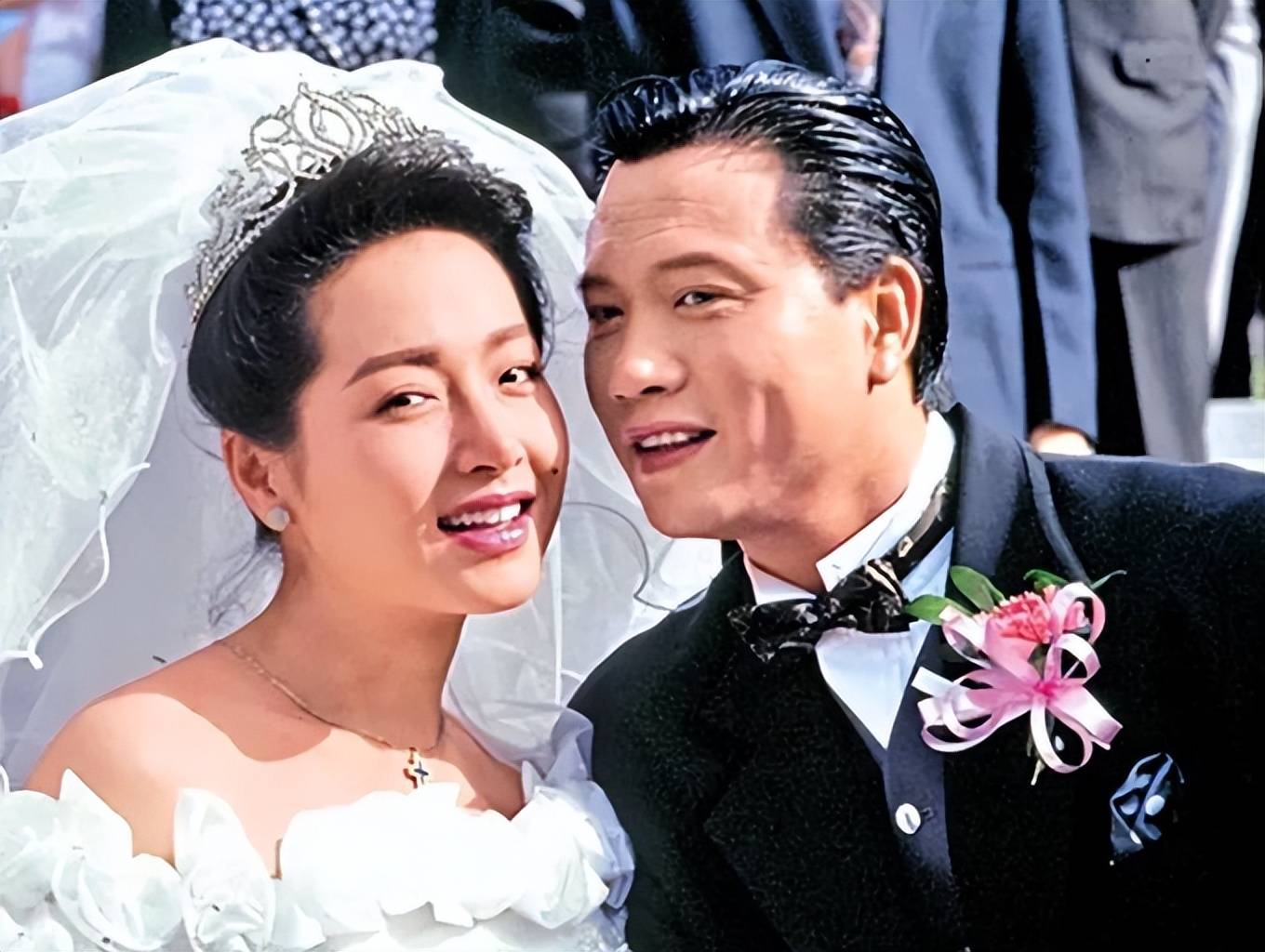 原创霸气的万梓良情断恬妞怒甩邓萃雯为何娶小16岁的河南姑娘