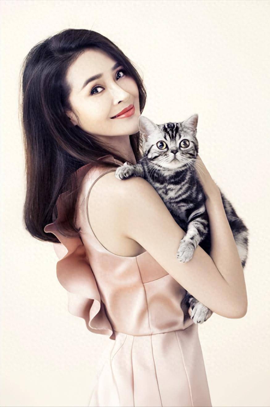 演员于明加:结婚13年只生孩子不做饭,丈夫一家人把她宠成宝