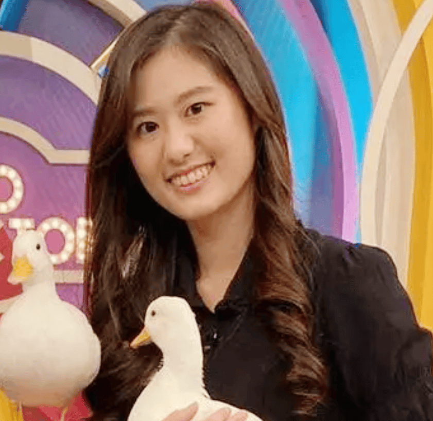 "珠玉在侧,觉我形秽",台式穿搭极少用繁复配饰,郑安琪的造型亦是如此