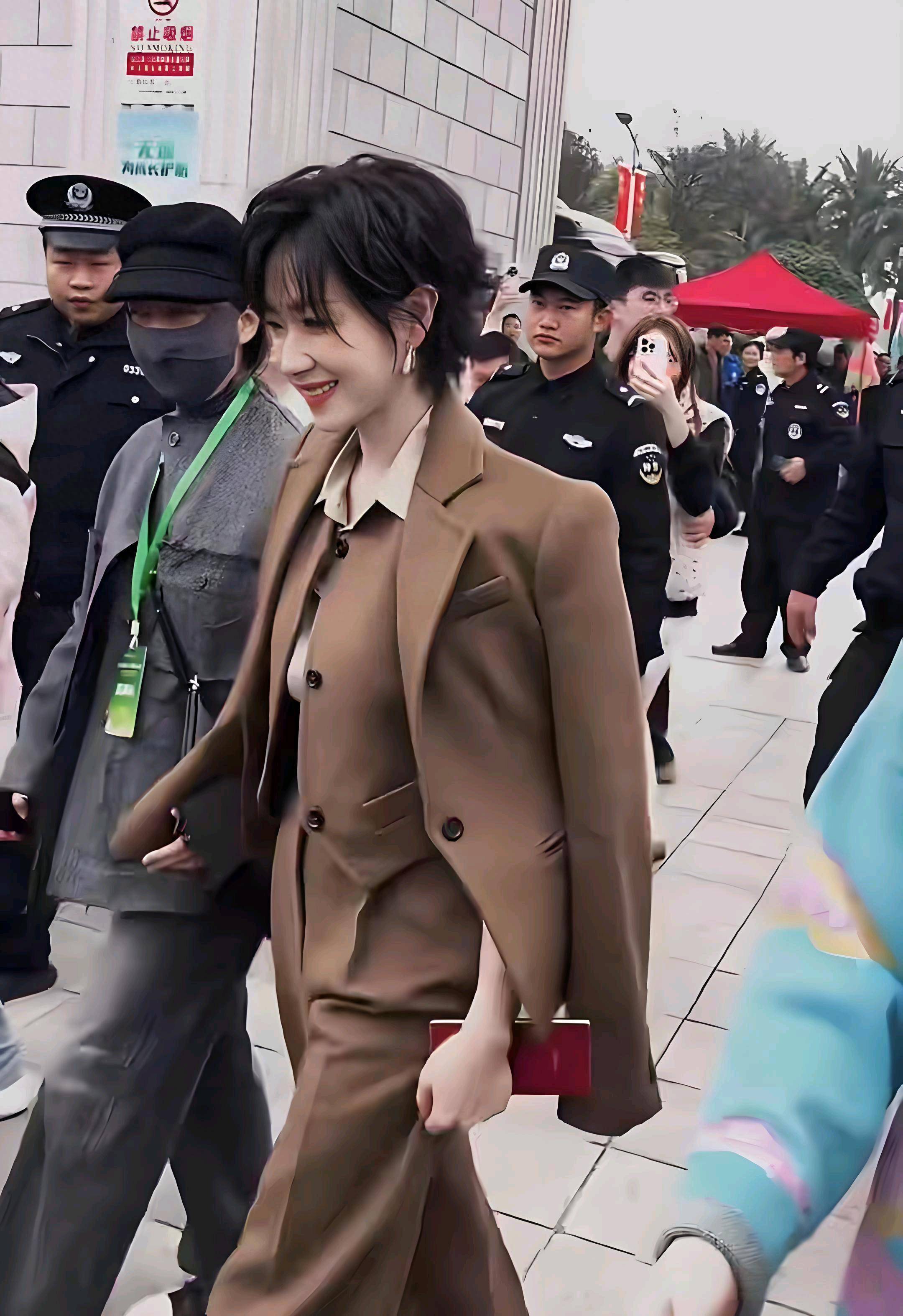 看43岁万茜回湘中年女性美能有多惊艳?