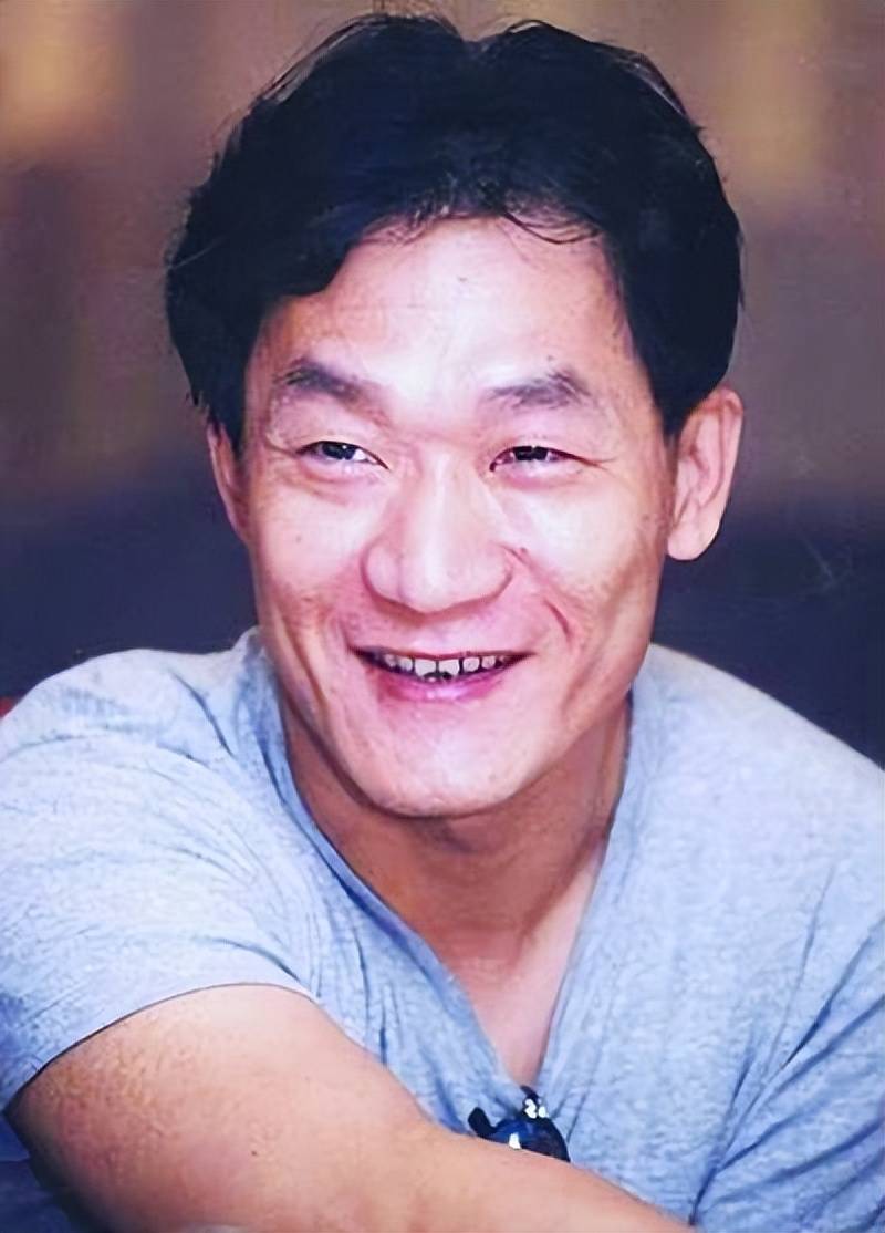 宝宝满月照曝光,一家三口同框温馨幸福