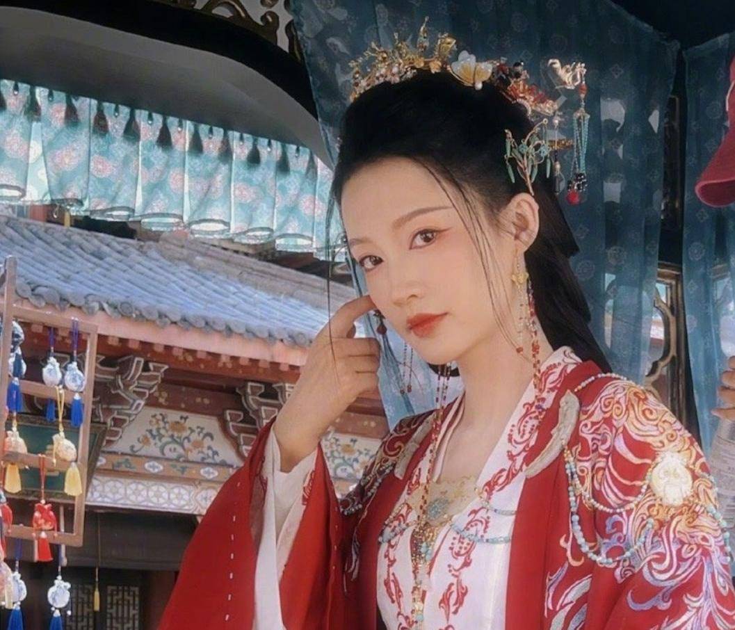 不过黑化后穿着红衣的元淳不仅霸气,还散发着病娇感,和一笑随歌中飒爽