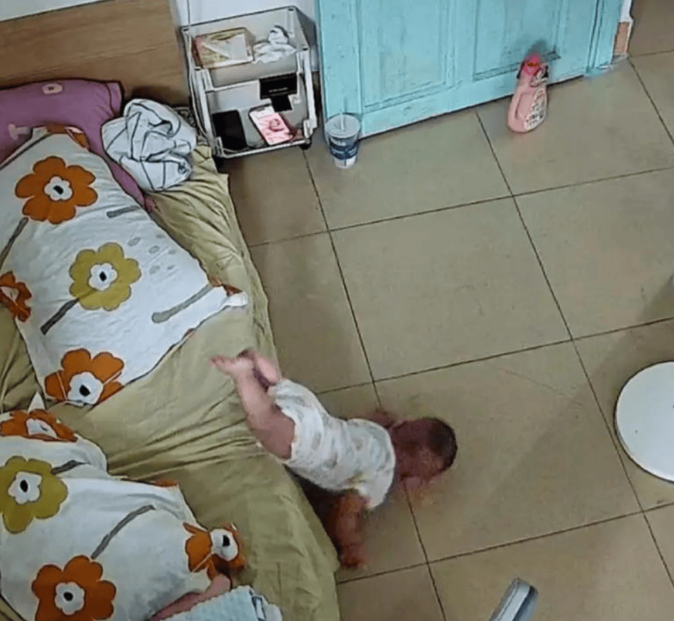 宝宝摔下床后,别急着立刻扶起来,了解＂黄金十秒＂很重要