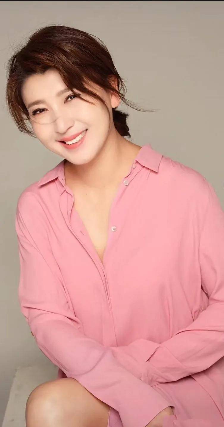演员闫学晶,45岁在剧组意外怀孕,儿子劝她生下来