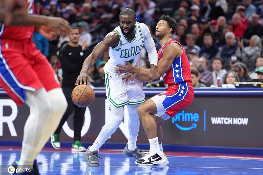 布朗32分马克西26+14 凯尔特人险胜76人