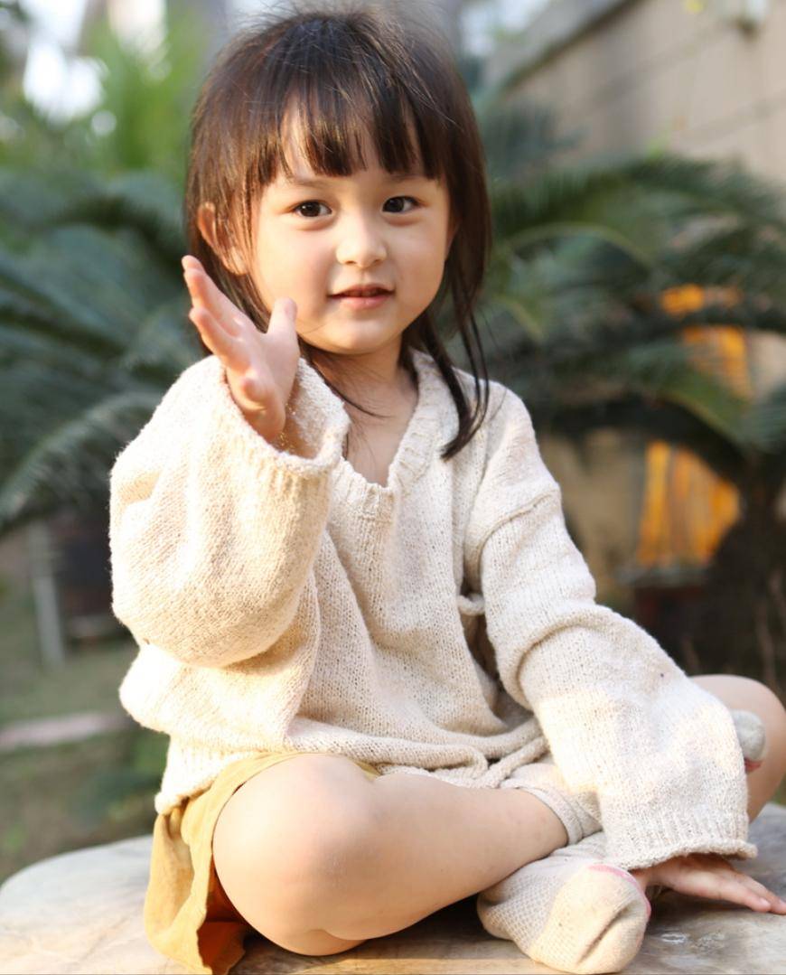 刘楚恬美出新高度,13岁已出落得亭亭玉立,娱乐圈都在等她长大