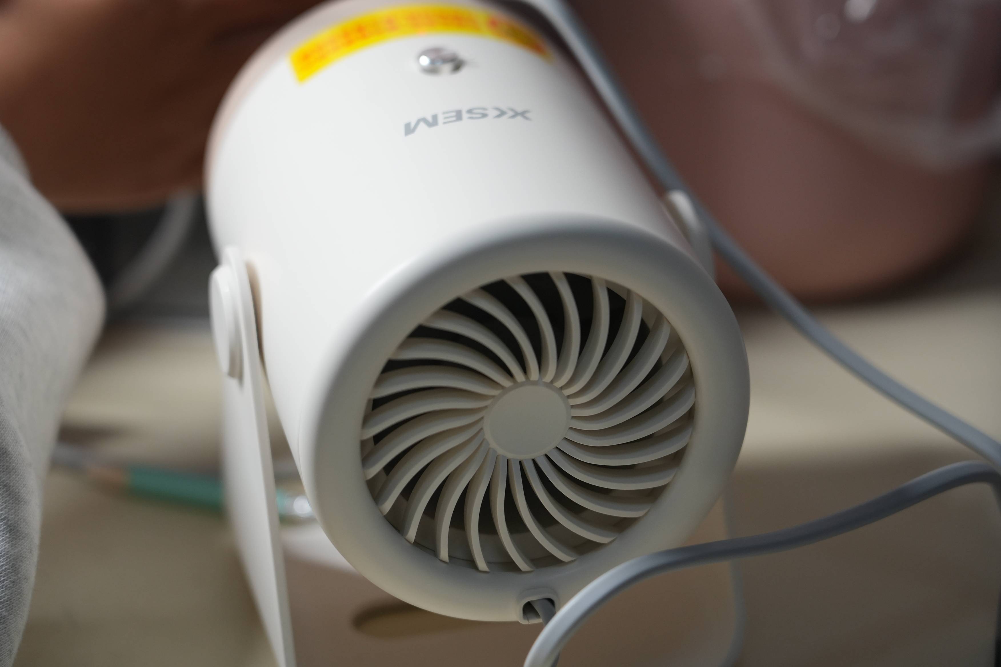 西圣桌面暖风机mini体验：2秒即热不燥，深夜赶稿办公都暖乎乎