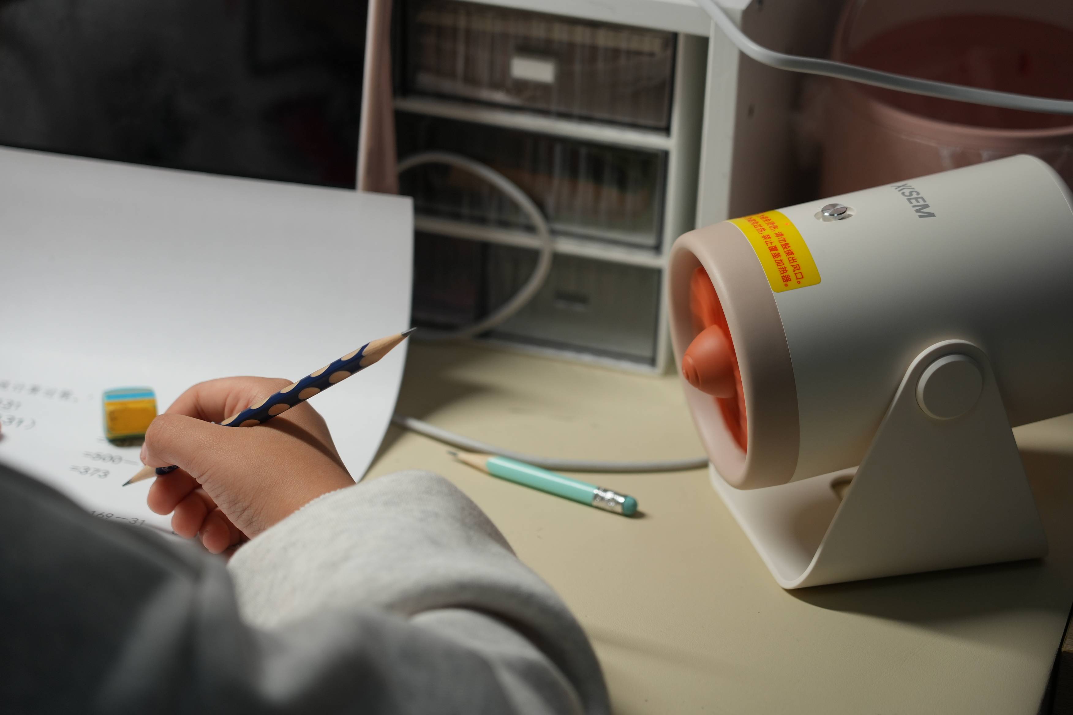 西圣桌面暖风机mini体验：2秒即热不燥，深夜赶稿办公都暖乎乎