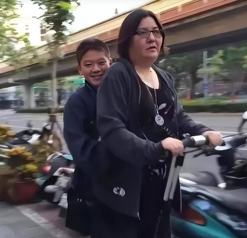 邱黎宽一手捧红那英和王菲,收养陈宝莲的儿子