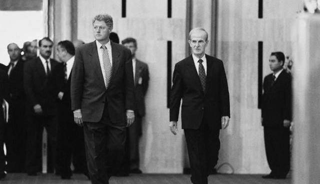 同时,哈菲兹·阿萨德还对巴沙尔进行政治教育,教他如何在国内外进行