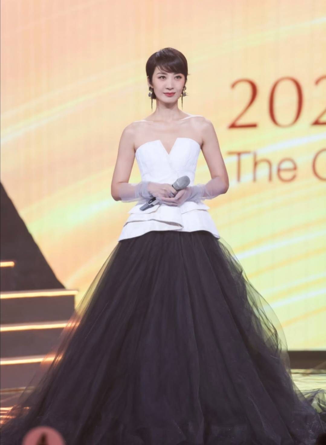 80岁凌峰与现任老婆合照罕见曝光,女方不是贺顺顺,传闻成真了