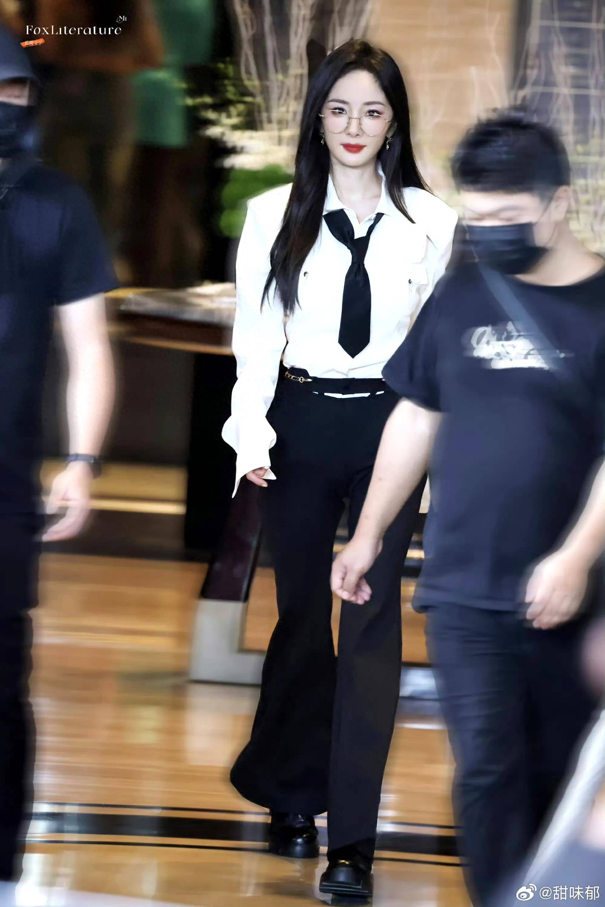 杨幂变身麻辣女教师,网友:这腰臀比,我数学是体育老师教的!