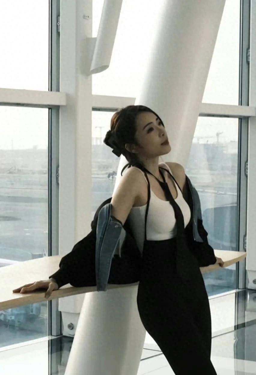 不愧是“余霜阿姨”,一条黑色领带,惊艳全