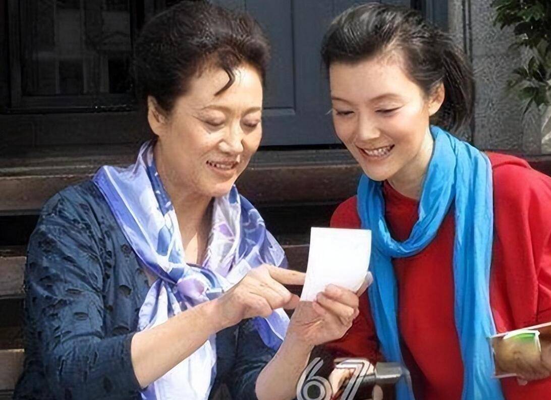 王丽云庆70岁大寿!前夫到场,眼神宠溺玫瑰花抢镜,喝茅台引热