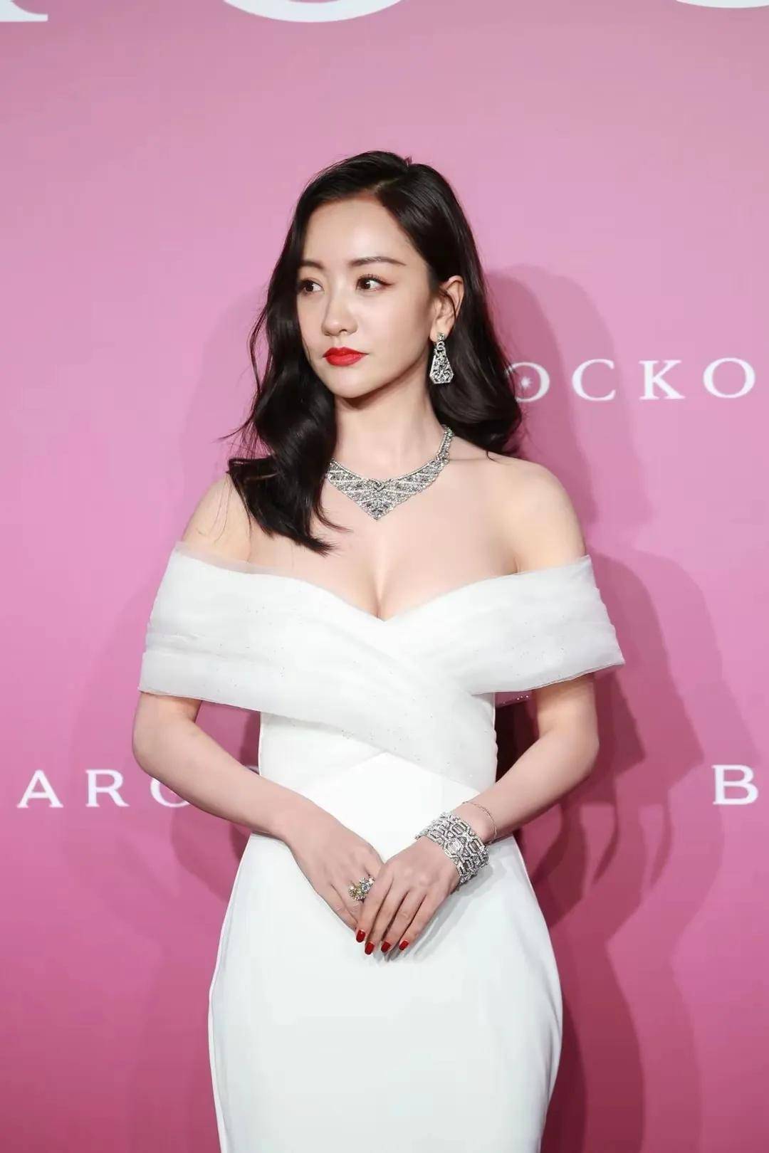 身材丰满,穿衣有品,比王鸥都亮眼