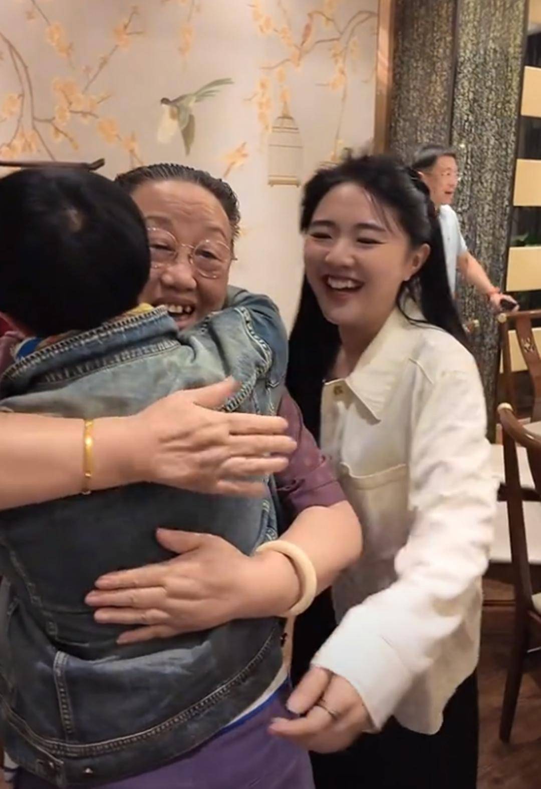 金龟子十一带女儿女婿回王宁老家热情与公婆拥抱家风真好