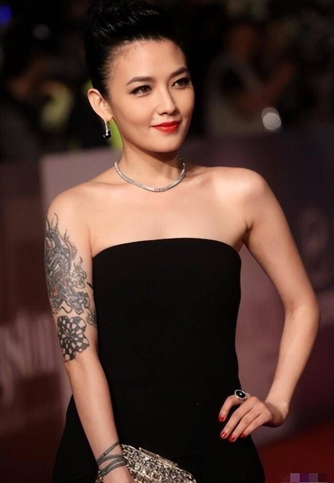 那个打唇钉,为男友摘子宫的叛逆女孩,终于在48岁活成了她自己