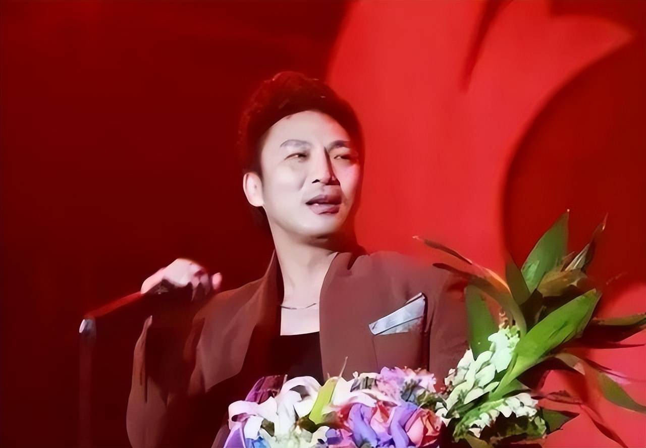 央视春晚一曲成名,被砍下巴脱落缝130针变阶下囚,今卖马桶为生
