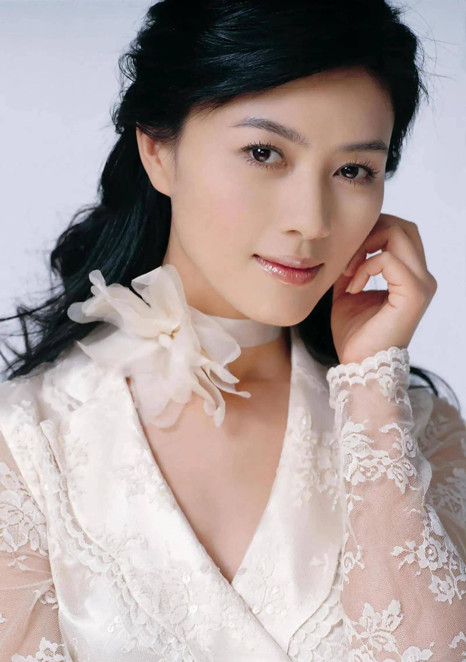 50 岁田海蓉亮相电影节!头顶白发显眼,继承 130 亿遗产如今怎样?