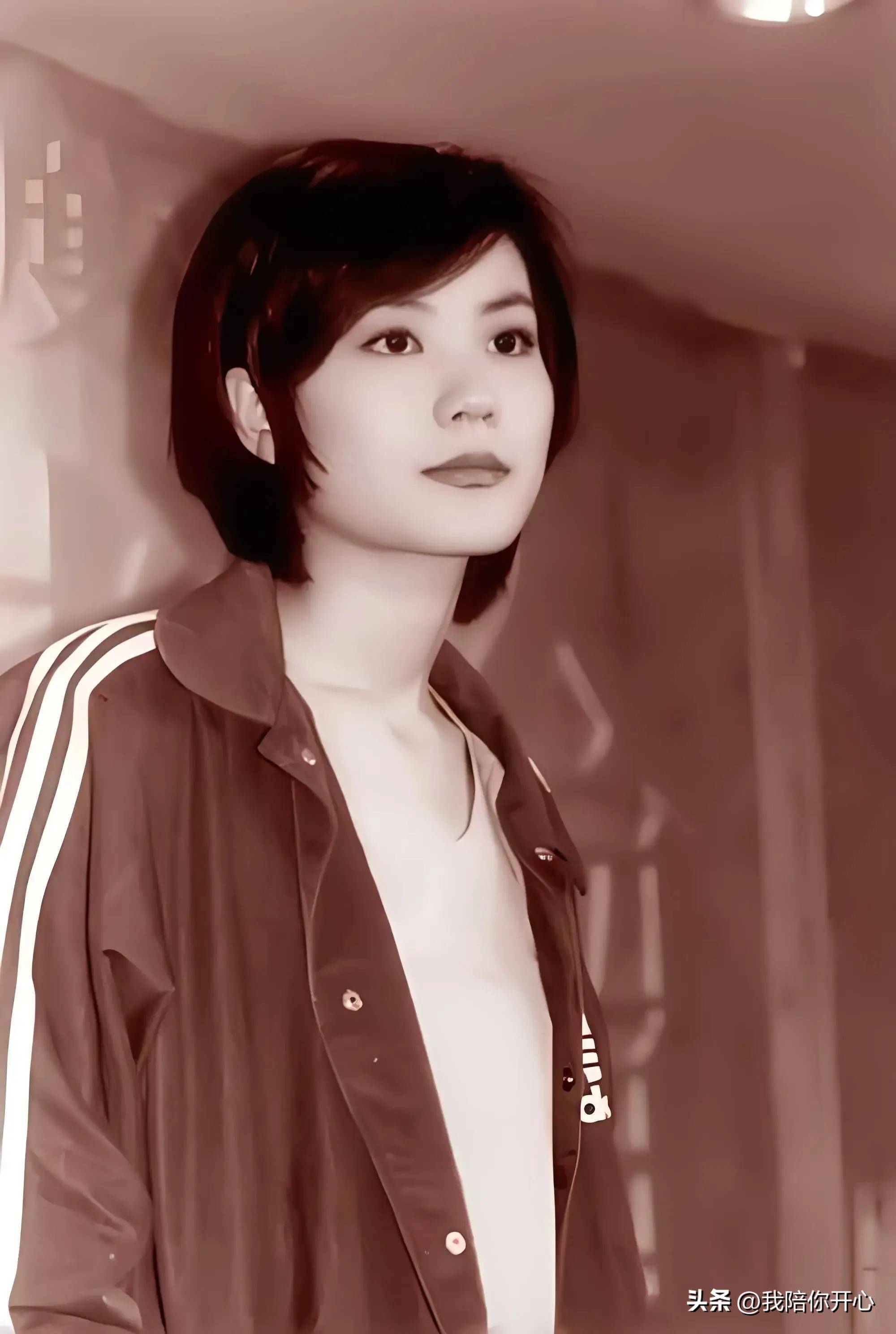 王菲30年前有多时尚,现在看曾经的她依然惊艳!一直走在时尚前沿