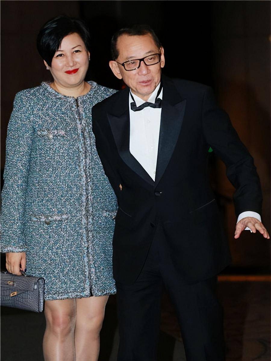 83岁杨受成办婚典,刘銮雄向华强大咖皆到场,妻子穿波点抹胸富态