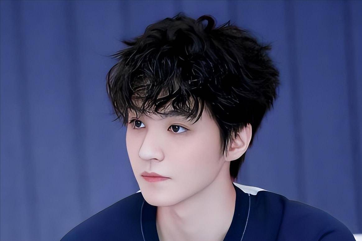 追星成功!赌王小女何超欣晒王俊凯同框合照,追星现场满满正能量