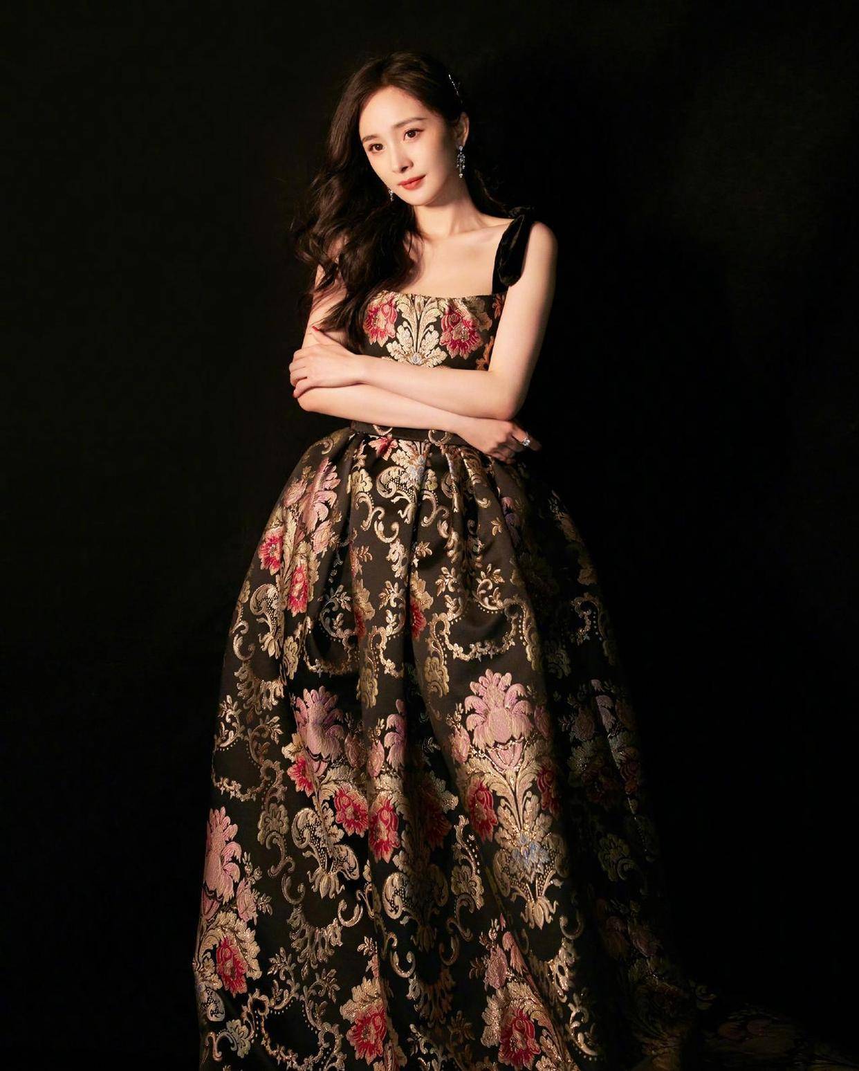 杨幂2025 微博视界大会穿搭吸睛,巴洛克长裙展现优美体态,38 岁时尚感