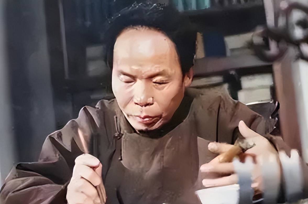 1997年,扮演"李宗仁"的演员邵宏桂林游玩,拍下这一张珍贵合影