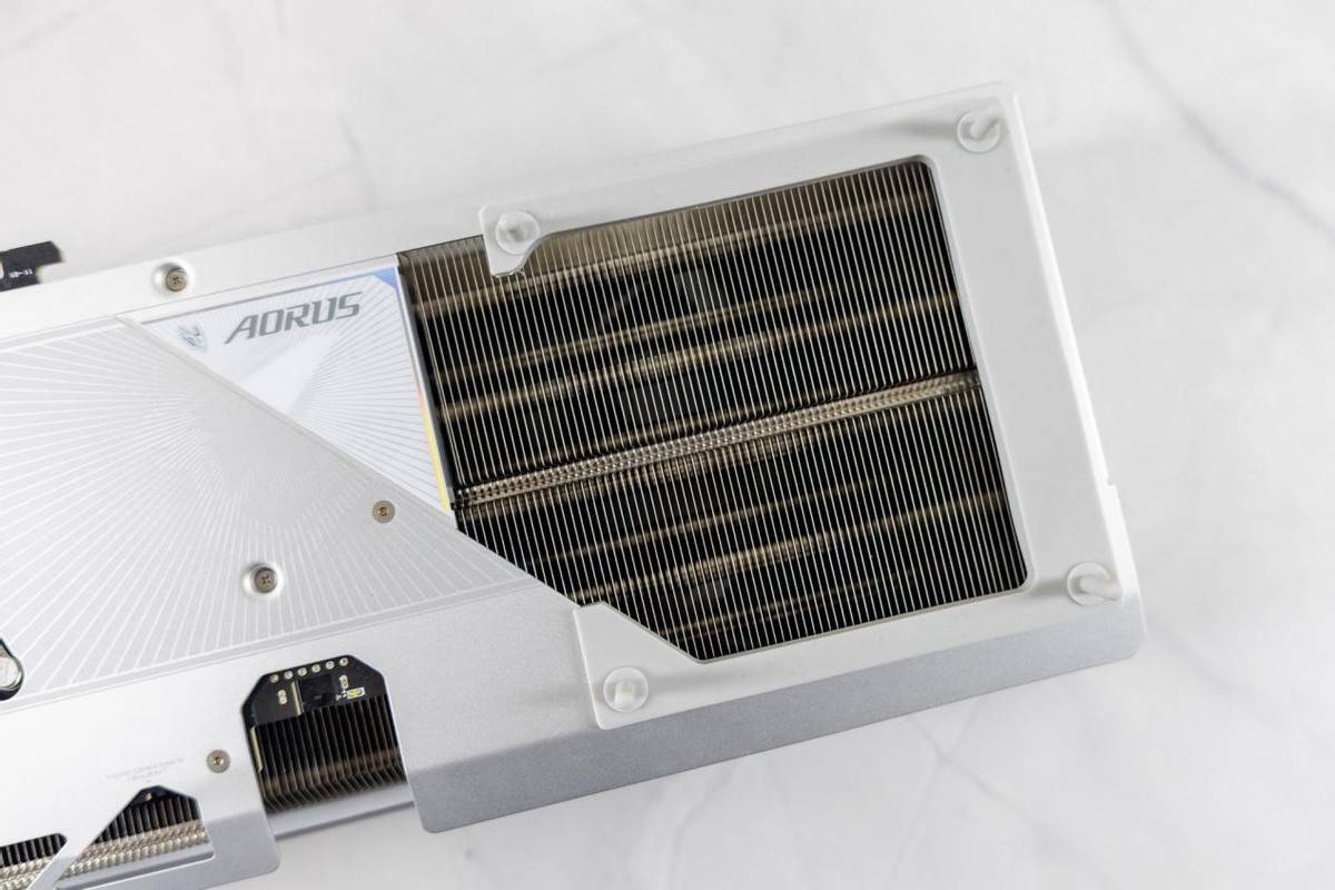 小小3A,轻松拿捏,自带屏幕更好玩,技嘉RTX 5080超级雕ICE装机体验