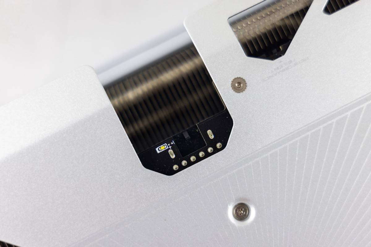 小小3A,轻松拿捏,自带屏幕更好玩,技嘉RTX 5080超级雕ICE装机体验