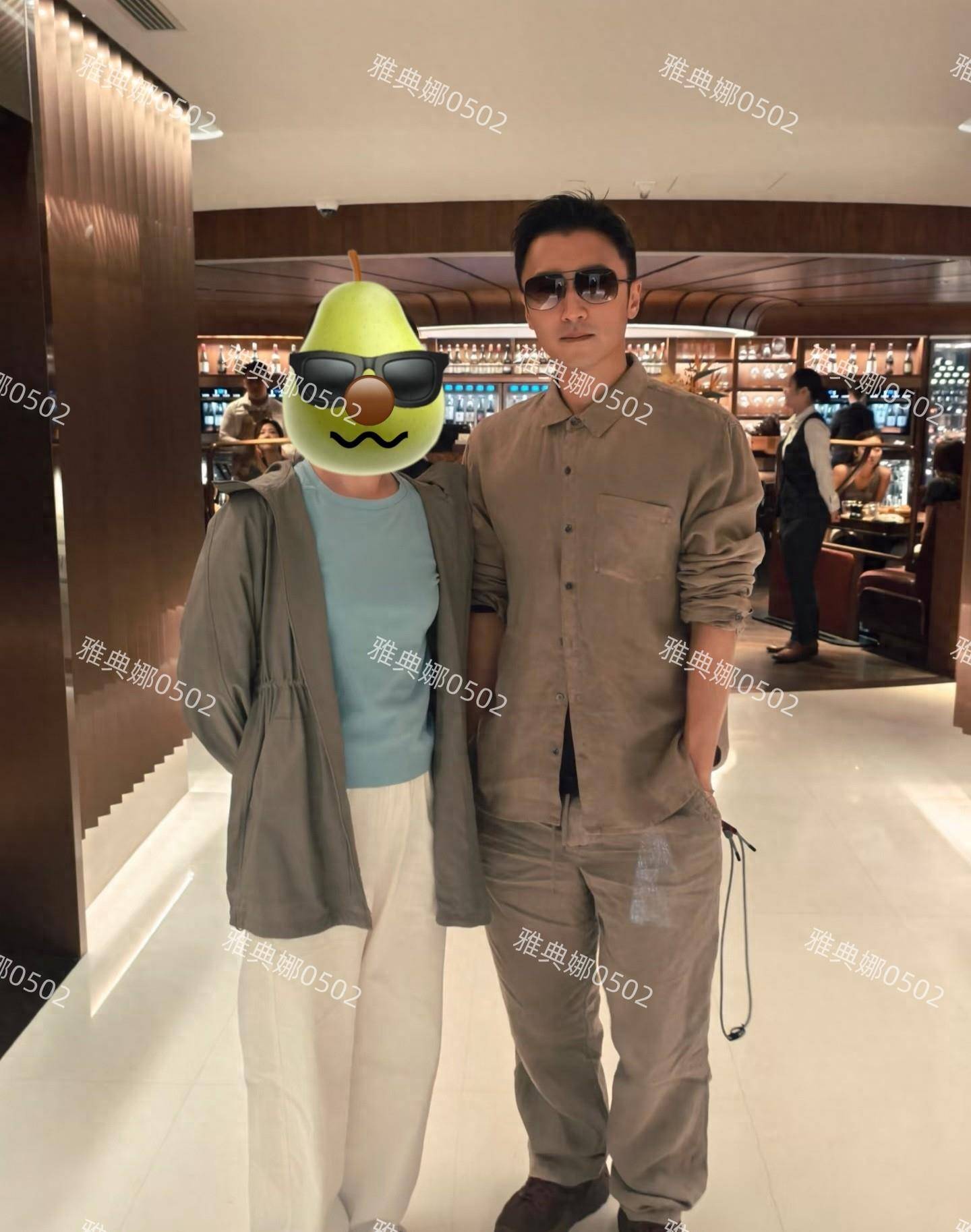 香港偶遇谢霆锋和大儿子,谢霆锋好帅好年轻lucas很乖很崇拜爸爸