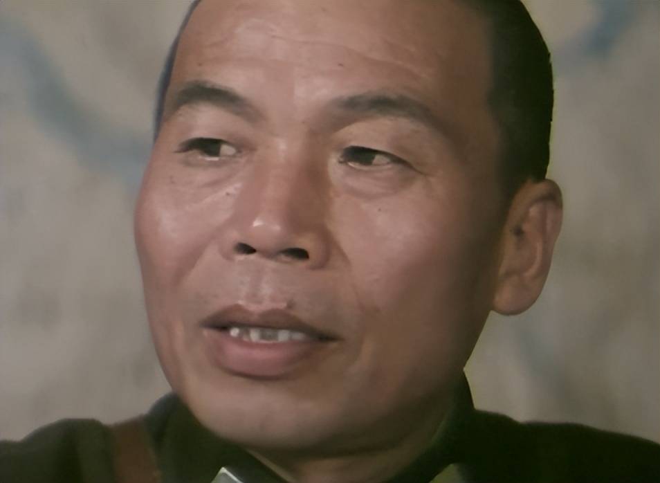 1997年,扮演"李宗仁"的演员邵宏桂林游玩,拍下这一张珍贵合影