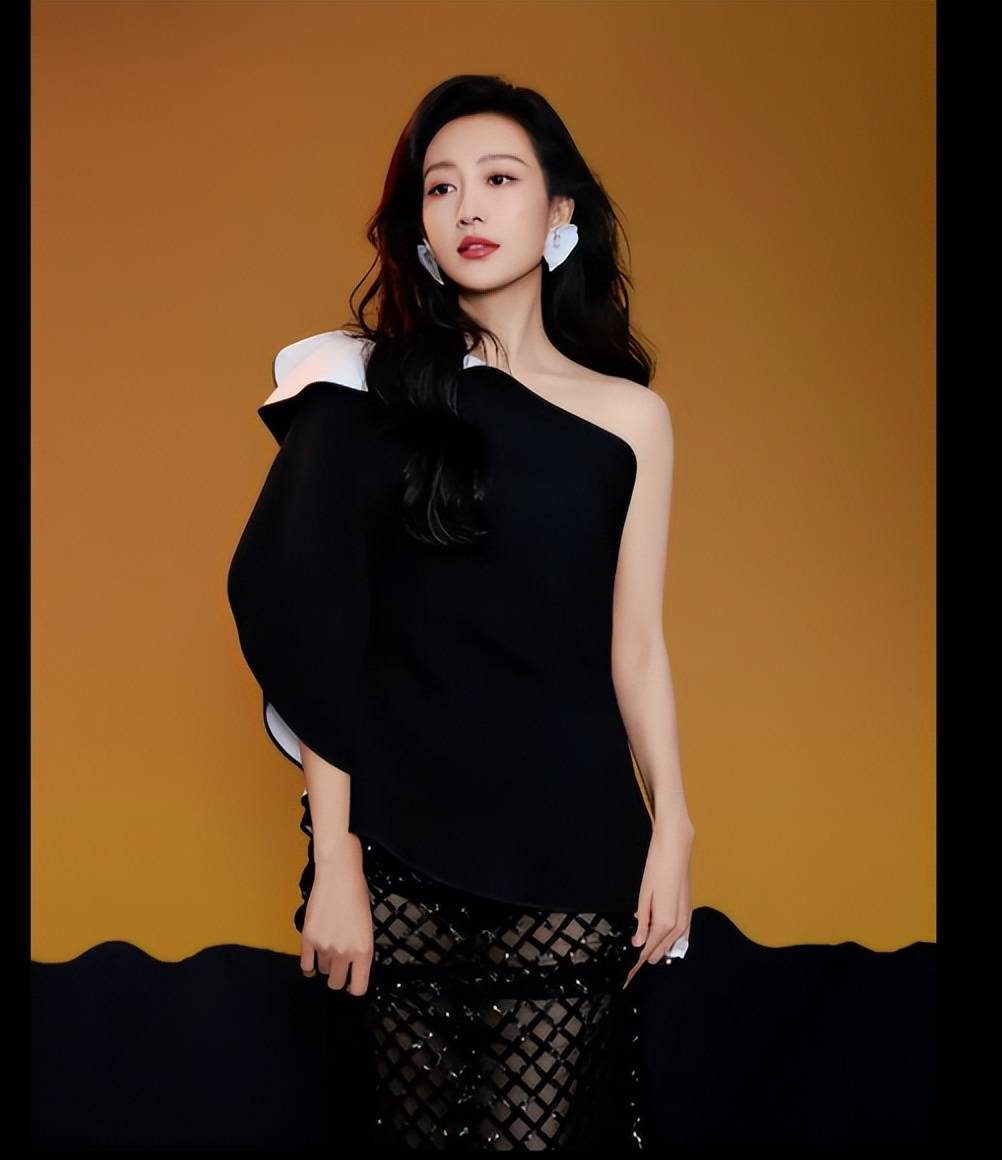 王鸥透视渔网裙,长腿格外吸睛,女王范十足!