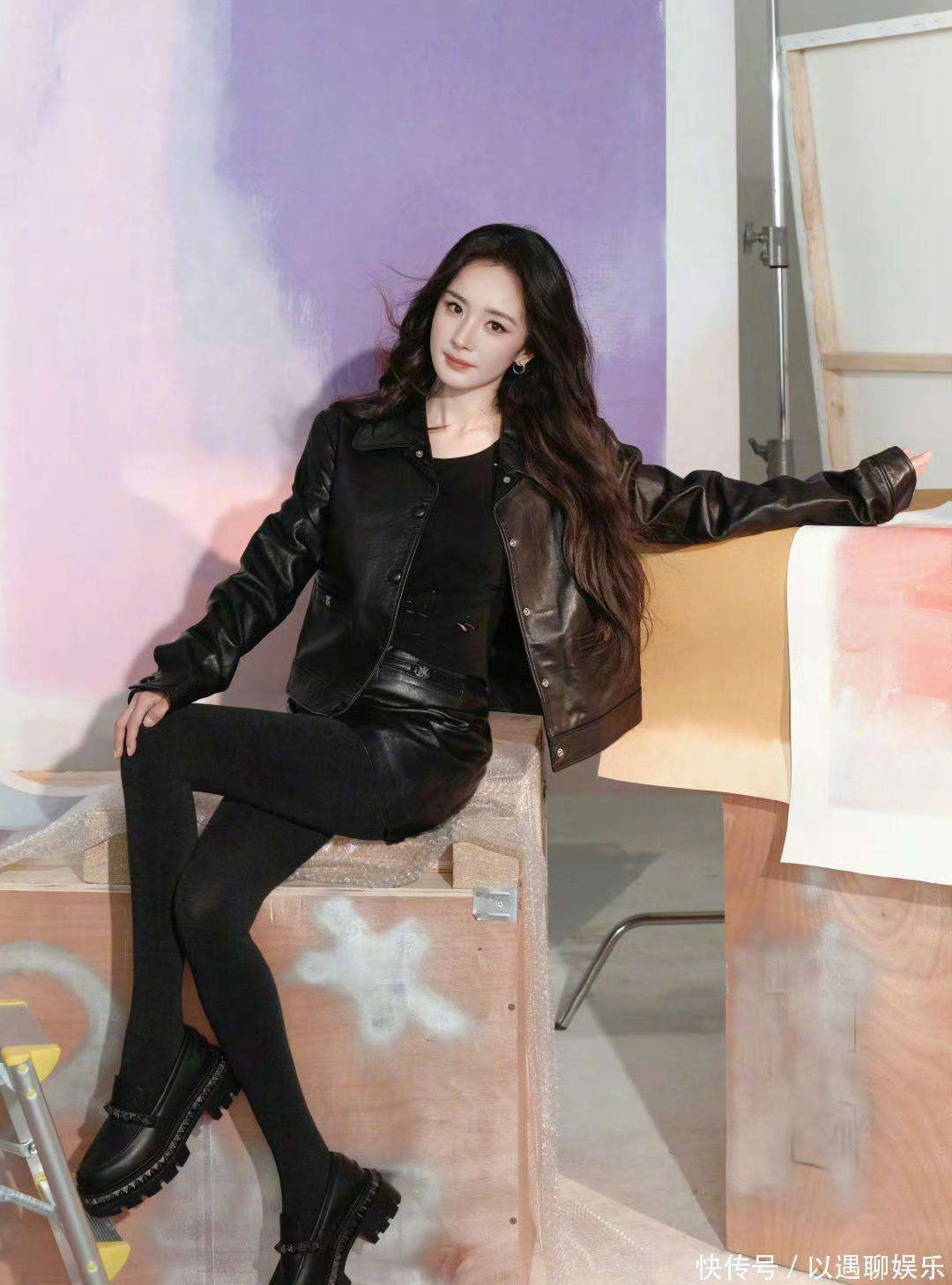 杨幂太会玩!皮衣套装搭紧身黑裤,甜酷冲突感直接拉满