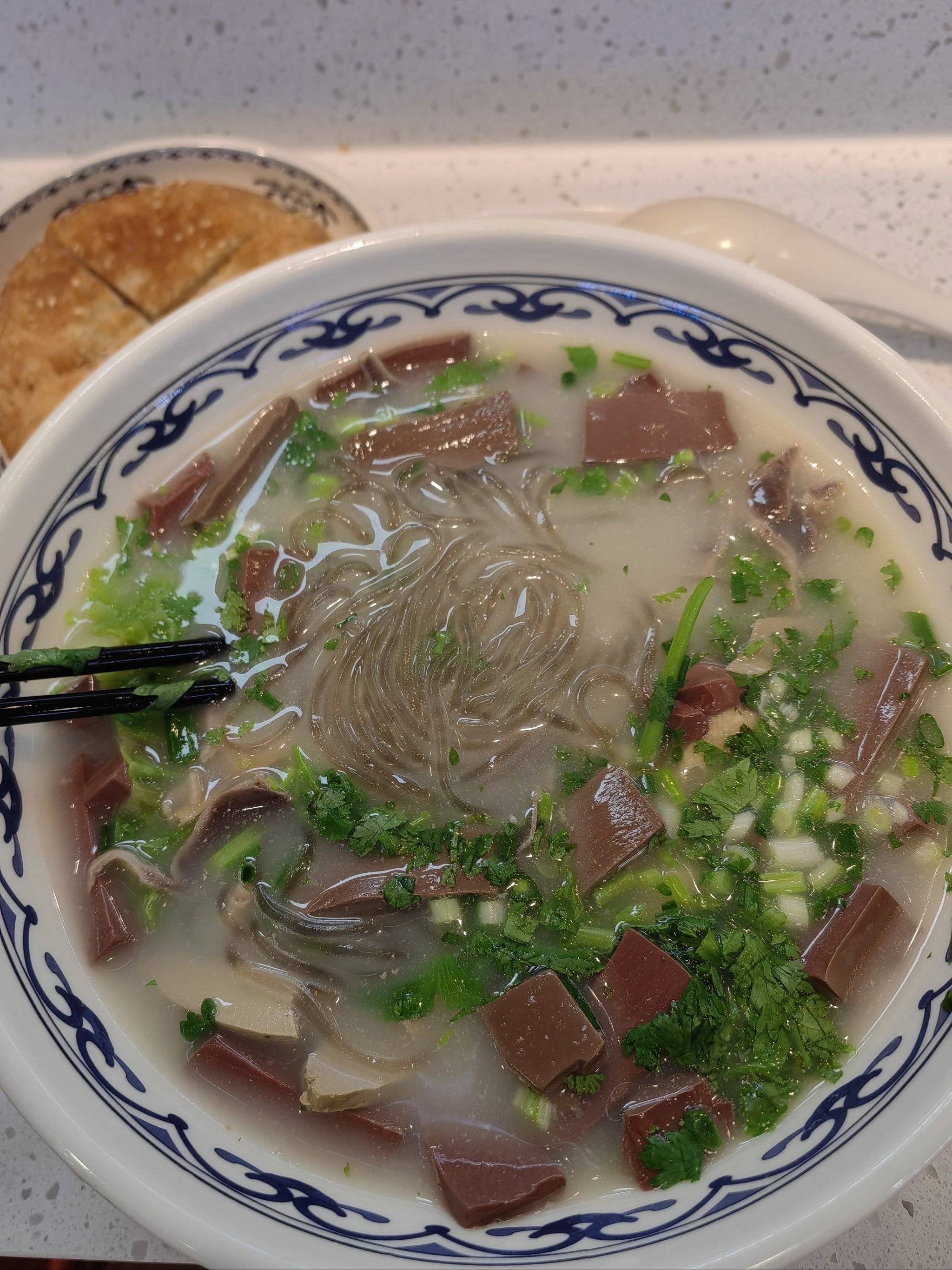 其特点是皮酥肉嫩汁水丰富味道咸甜适中与北京烤鸭的酥脆风格不同