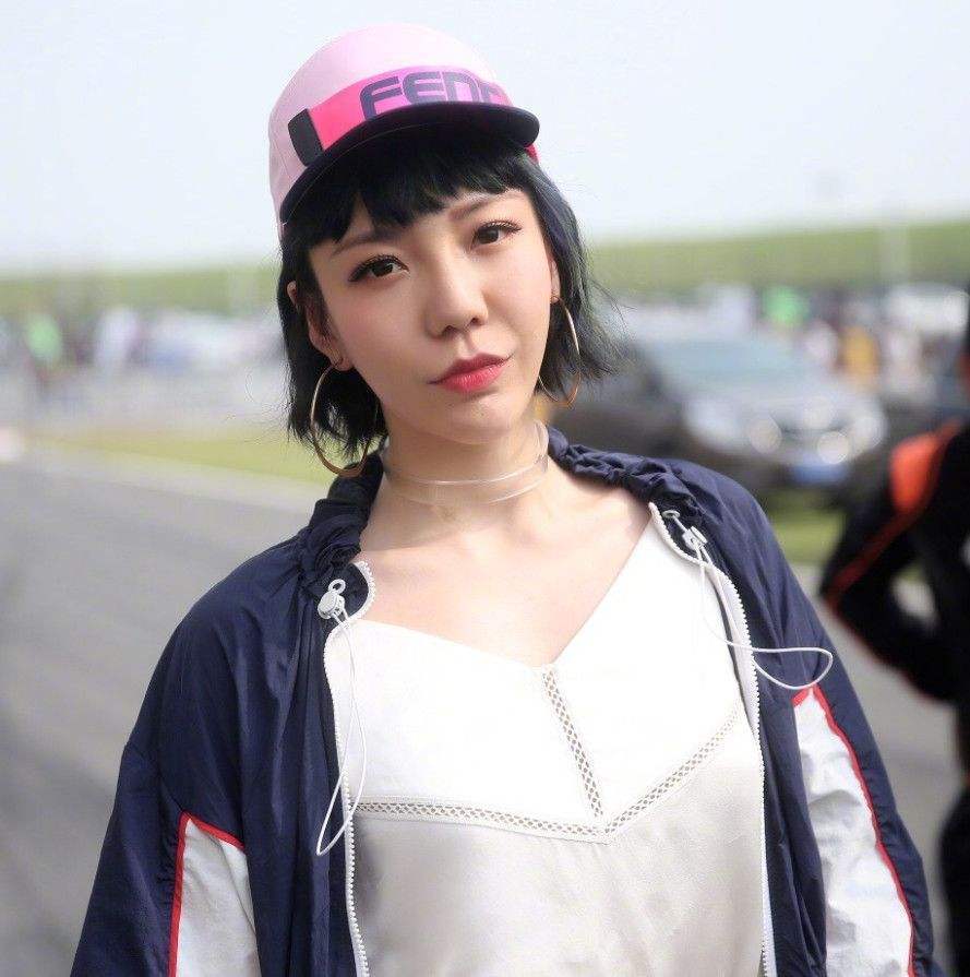 相比于同期选手张碧晨推出的凉凉,年轮等脍炙人口的歌曲,吴莫愁的作品