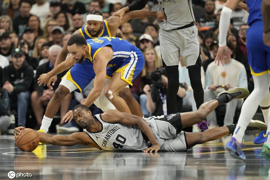 服了！37岁库里两战狂轰95分 一数据追平乔帮主