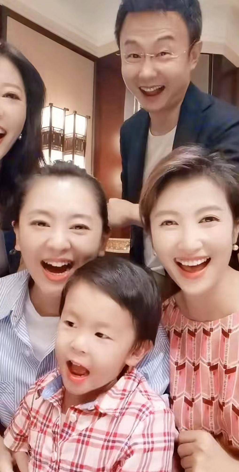 刚强儿子刚好近照,妻子也是同行主持,北京台一姐春妮的精彩人生