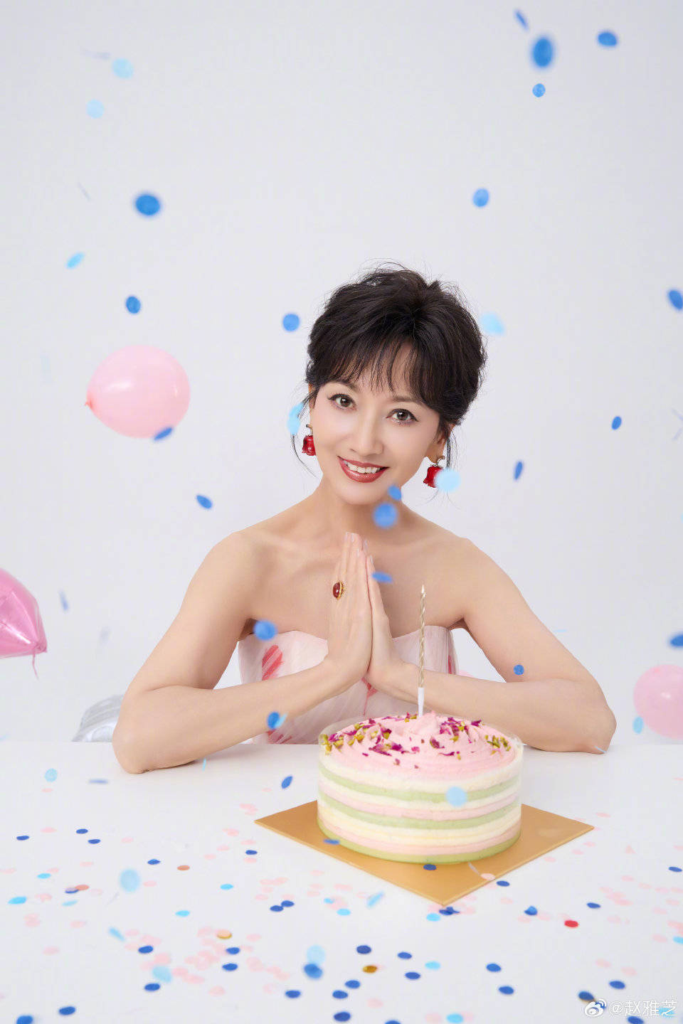 72岁赵雅芝晒照庆生!穿粉色抹胸花裙抱玫瑰花,皮肤白紧致似20岁