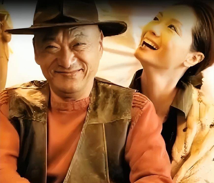 80岁凌峰与现任老婆合照罕见曝光,女方不是贺顺顺,传闻原来是真