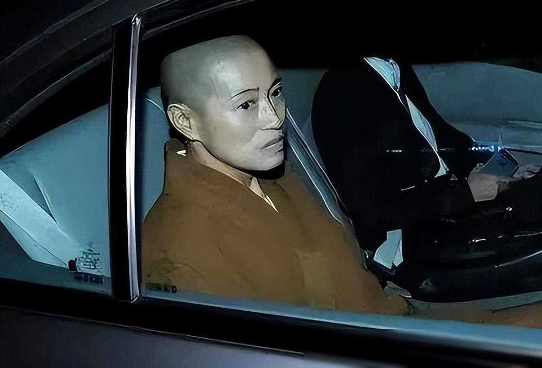 女住持释智定:穿黑丝,戴假发,开豪车住别墅,与2个和尚结婚