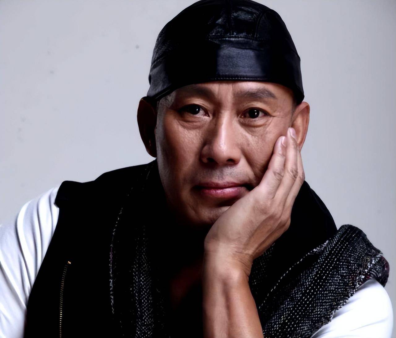 他被称"农民演员专业户",戏红人不红,为女儿决定做金融而骄傲