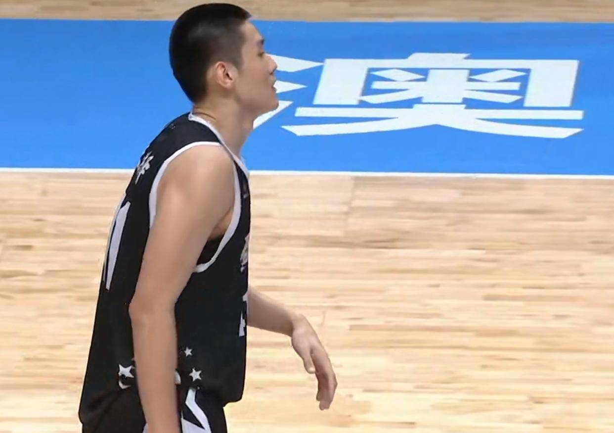 终于来了！广东队“全能内线”打爆所有对手，杜锋亲自保驾护航！