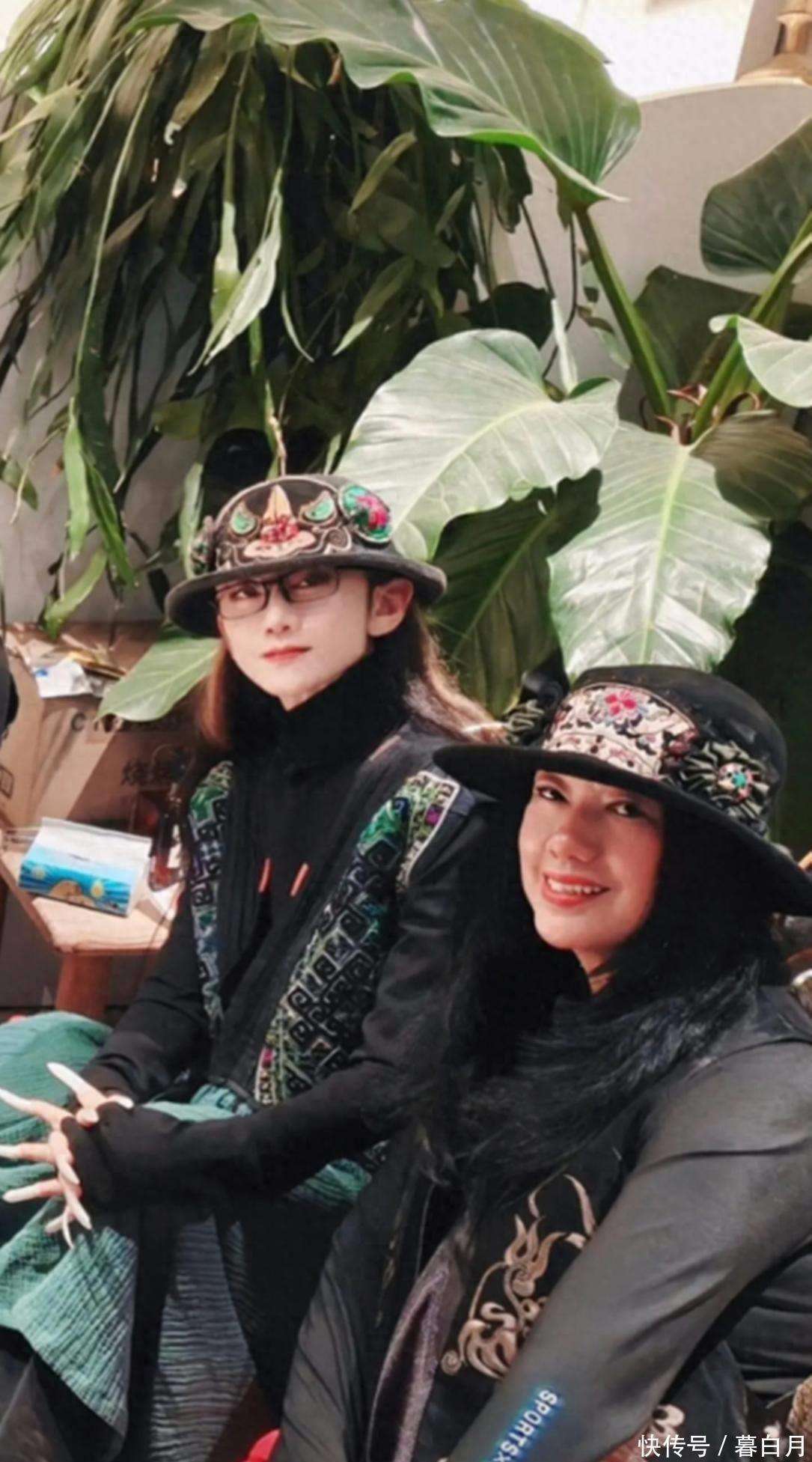 杨丽萍姐妹云南大别墅庆生,别墅种满鲜花,妹妹长相大气也很美