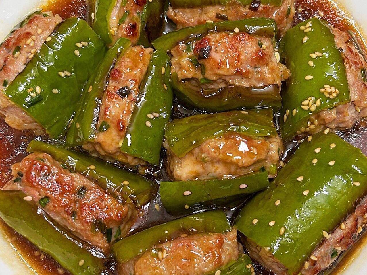 这青椒一咬就爆汁?肉馅的香气早已悄悄渗入其中。_道菜_时候_酱汁