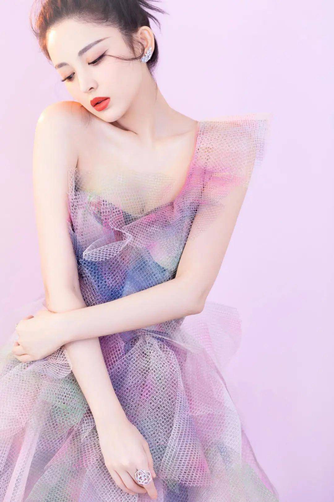 本以为古力娜扎已很美了,当看到同台的张天爱后,我没眼花吧?