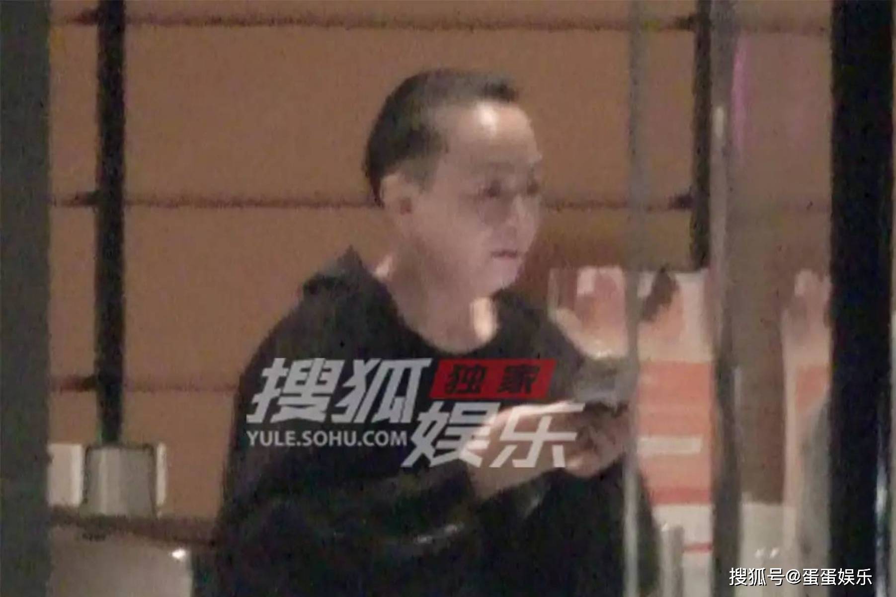 宋丹丹杨坤现身朋友聚会 出门时都盯着手机超忙碌_生活_明星_工作