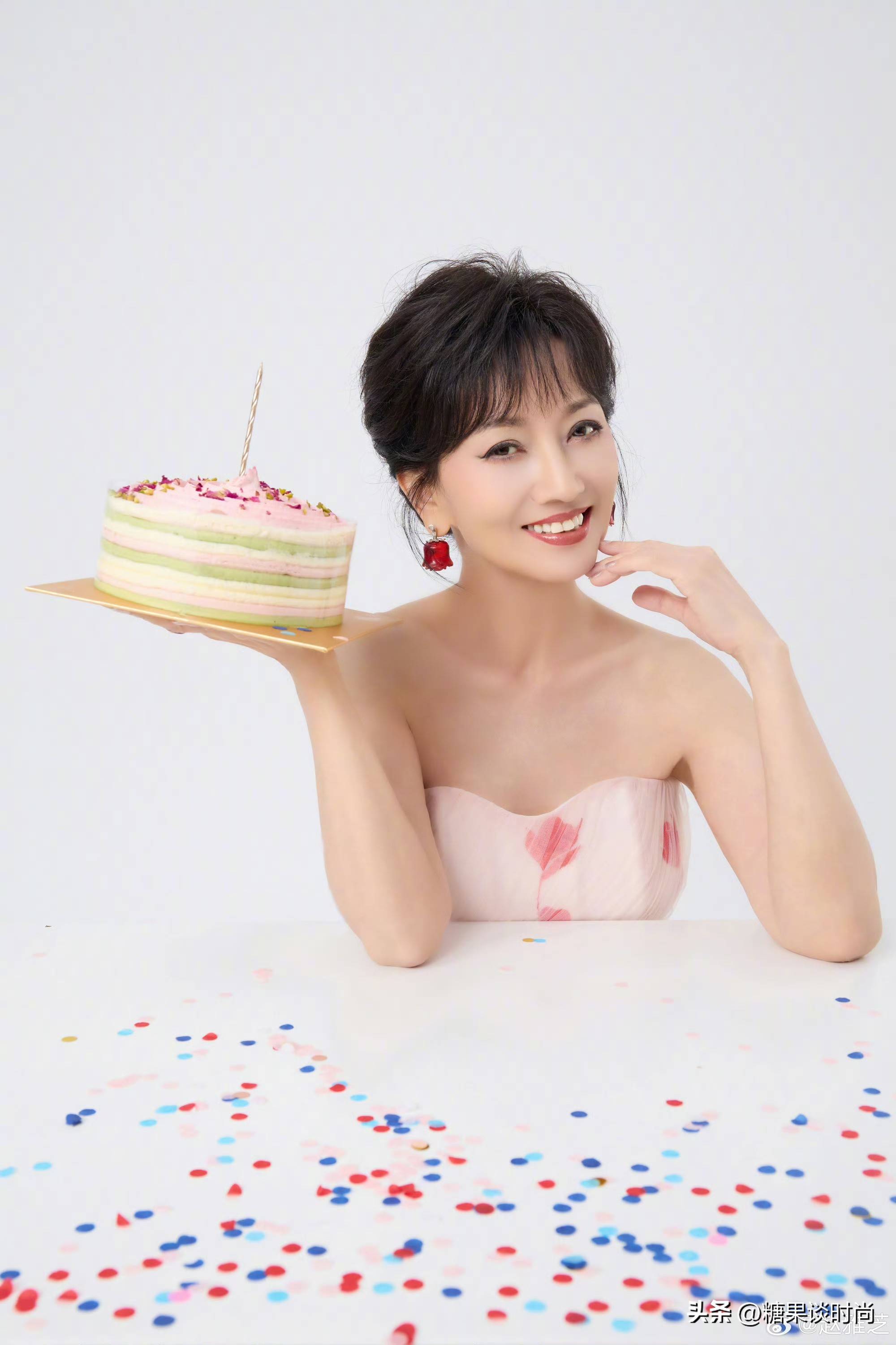 72岁不老女神赵雅芝生日当天穿粉色裙子太惊艳了