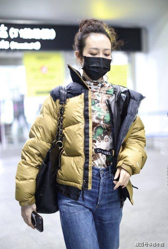 王鸥烫了羊毛卷带火了秋冬新穿搭:羽绒服牛仔裤,高级又洋气